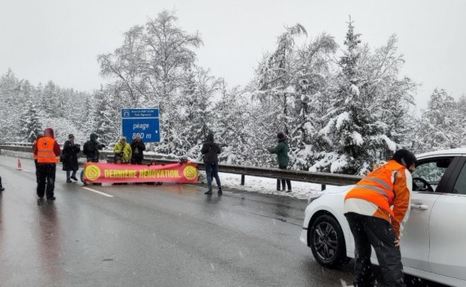 VIDEO. Activiștii de mediu din Franța și Italia au blocat tunelul Mont Blanc