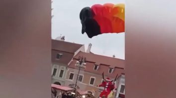 VIDEO.Moș Crăciun a aterizat cu parașuta în centrul Brașovului
