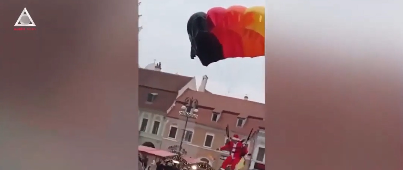VIDEO.Moș Crăciun a aterizat cu parașuta în centrul Brașovului