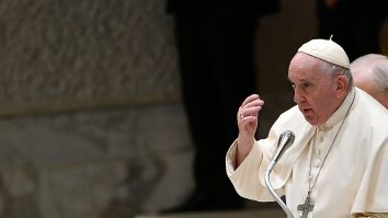 VIDEO. Amintiți-vă de cei obosiți de război și de cei săraci, îndeamnă Papa în ajunul Crăciunului