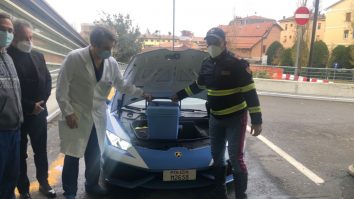Polițiștii din Italia traversează țara cu un Lamborghini pentru a livra doi rinichi