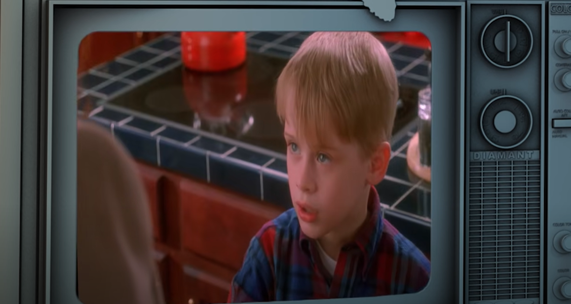 Fanii filmului „Home Alone” sunt cu toții nedumeriți. Abia acum își dau seama cine este ofițerul de poliție… observând un detaliu cheie