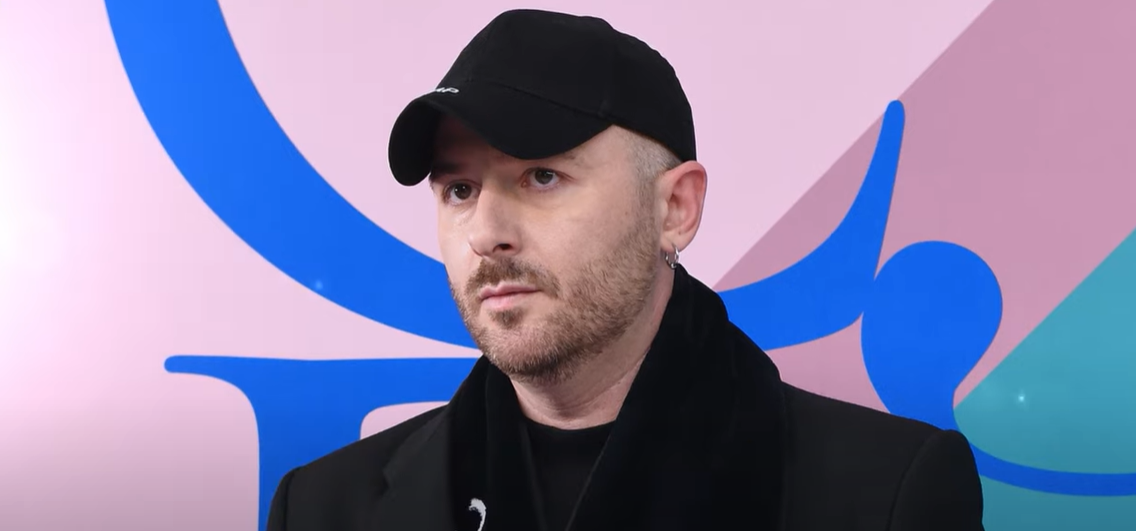 Directorul de creație al Balenciaga își cere scuze pentru controversata campanie publicitară de sărbători a brandului de modă, spunând că a fost o „alegere artistică greșită”