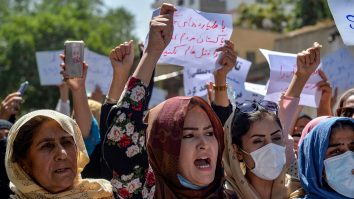 Femeile afgane sunt puse la zid din nou. Talibanii pun în aplicare interdicția universitară