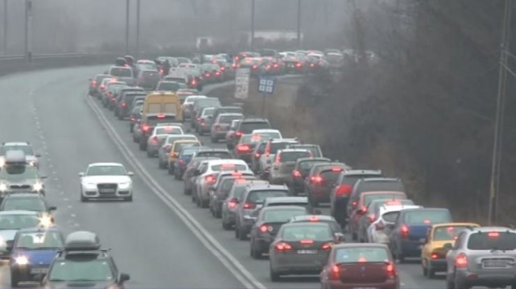 Obişnuita aglomeraţie de Sărbători pe Valea Prahovei: Se circulă în coloană la Buşteni şi Comarnic