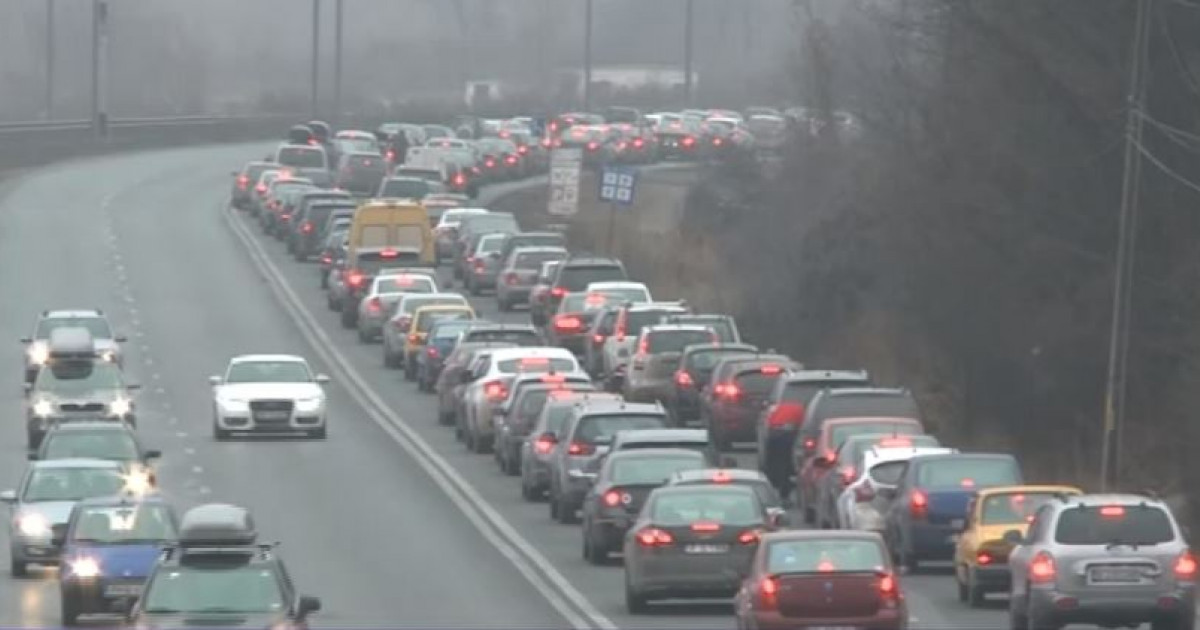 Obişnuita aglomeraţie de Sărbători pe Valea Prahovei: Se circulă în coloană la Buşteni şi Comarnic
