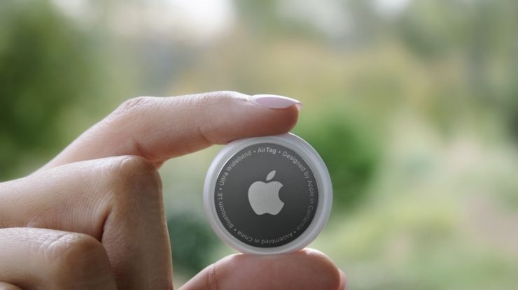 Apple, dat în judecată după ce mai multe femei au găsit Apple AirTags ascunse în roți și în rucsacurile copiilor, puse de bărbați pentru a le urmări