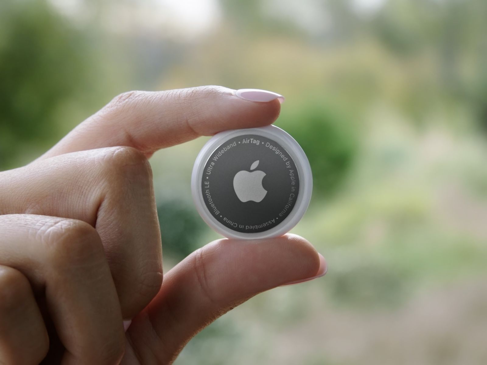 Apple, dat în judecată după ce mai multe femei au găsit Apple AirTags ascunse în roți și în rucsacurile copiilor, puse de bărbați pentru a le urmări