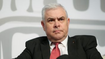 Ministrul Apărării, mesaj de Ziua Naţională: În fiecare zi să aducem omagiu eroilor naţiunii române