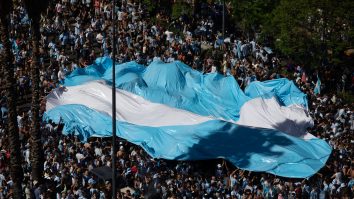 Lionel Messi a ajuns acasă cu trofeul Cupei Mondiale. Fotbaliștii, întâmpinați de o mulțime de fani