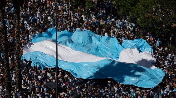 Lionel Messi a ajuns acasă cu trofeul Cupei Mondiale. Fotbaliștii, întâmpinați de o mulțime de fani