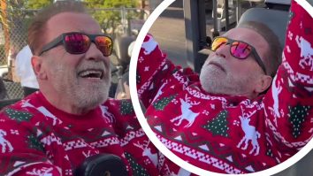 Arnold Schwarzenegger a apărut într-un pulover roșu de sărbători, în timp ce făcea sport în ajunul Crăciunului: „Încă ne antrenăm”