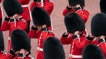 Marea Britanie: Renumitele căculi din blană de urs ale Gărzilor Regale sunt aduse în instanță