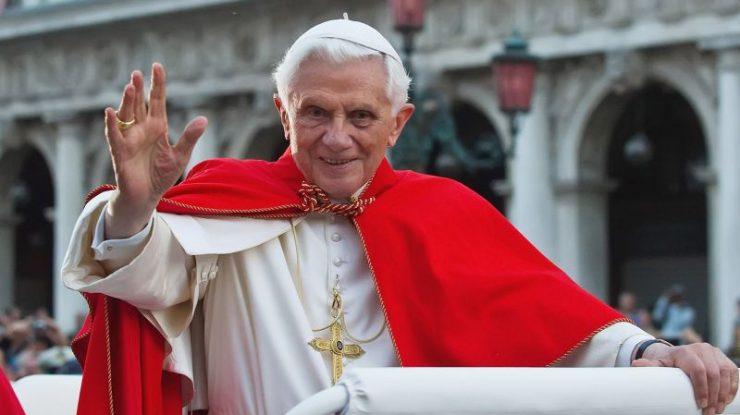 Vaticanul anunță că fostul Papă Benedict al XVI-lea este „lucid și vigilent”, dar starea sa rămâne gravă