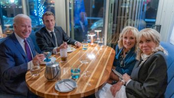 Joe Biden a distribuit o fotografie din plimbarea sa cu familia Macron pentru a cumpăra înghețată