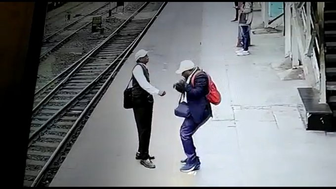 Muncitor feroviar filmat în timp ce este lovit de un cablu electric sub tensiune și se prăbușește pe șine