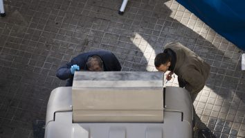 Un român a găsit un cadavru mutilat într-o valiză aruncată la gunoi, în Spania