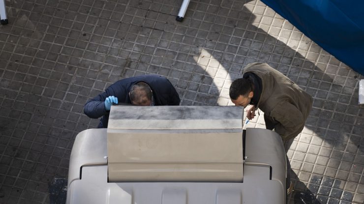Un român a găsit un cadavru mutilat într-o valiză aruncată la gunoi, în Spania
