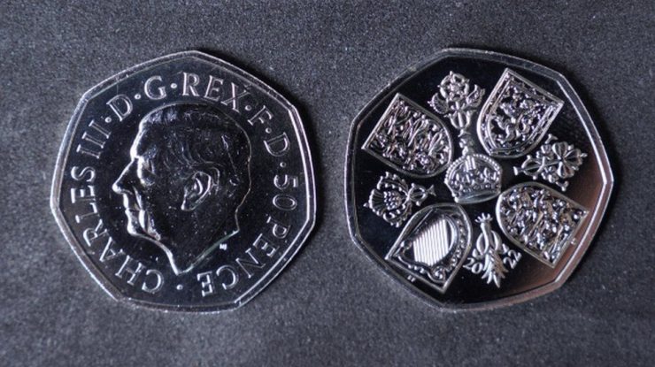 Primele monede cu chipul Regelui Charles au intrat în circulație