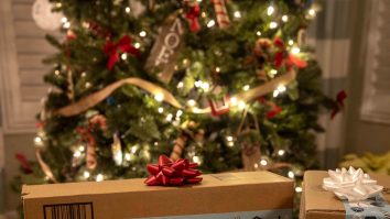 SONDAJ. Angajații dau cu 40% mai puțin pe cadouri, iar Revelionul e econom