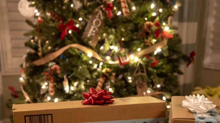 SONDAJ. Angajații dau cu 40% mai puțin pe cadouri, iar Revelionul e econom