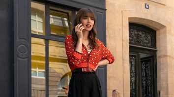 Lily Collins a schimbat trei ținute în timp ce a  prezentat sezonul trei al serialului „Emily in Paris” la New York