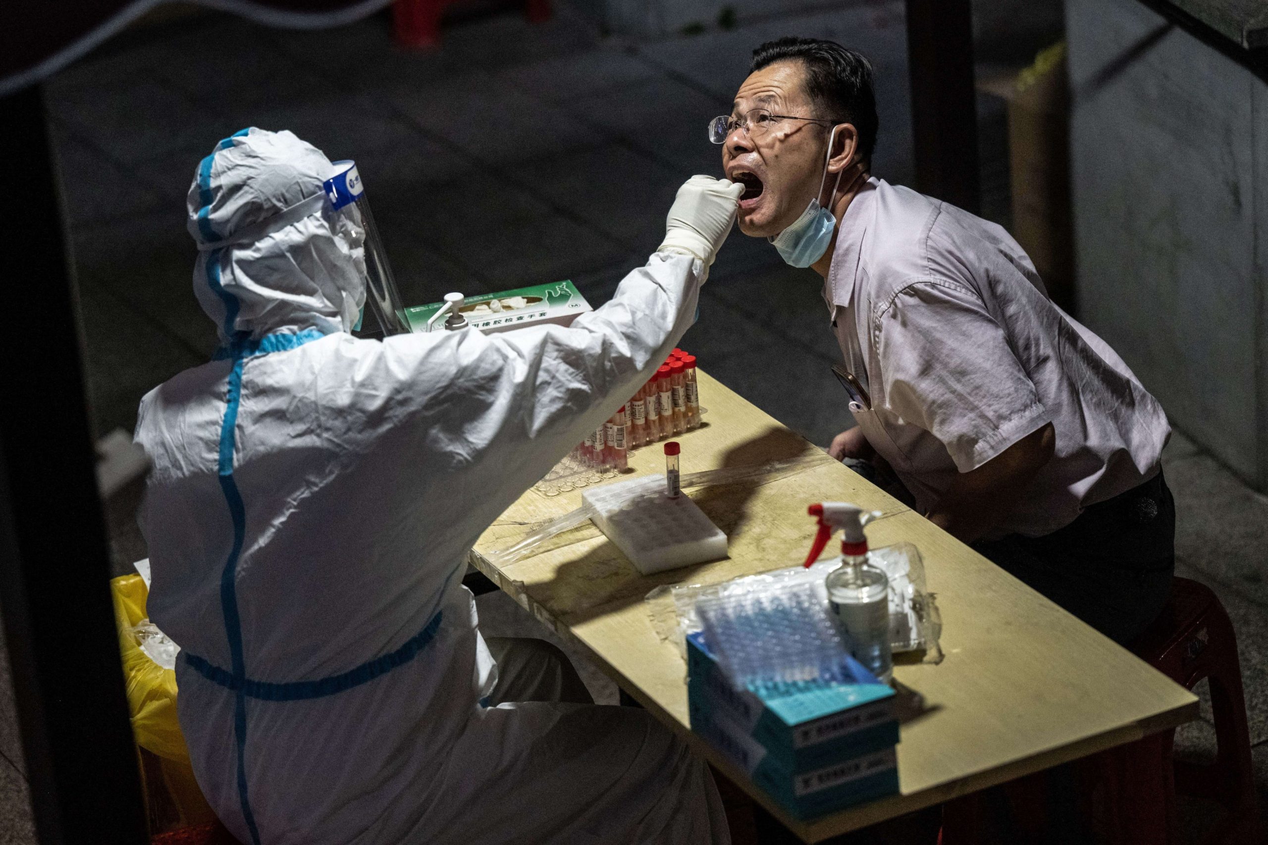 Epidemia „termonucleară” de COVID din China ar putea infecta 10% din lume în următoarele trei luni