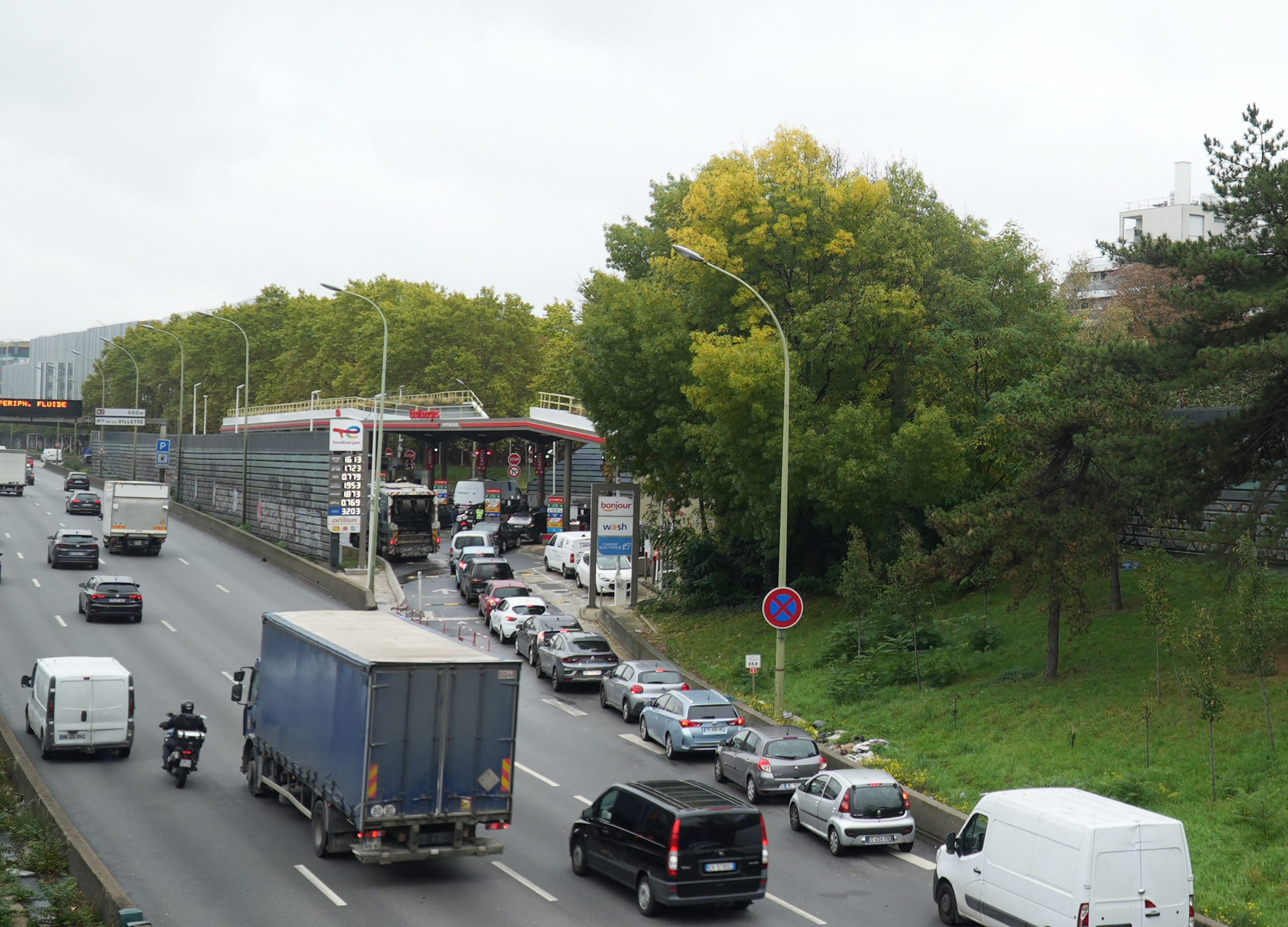MOL: Situația carburanților în Ungaria este „critică”. Au început cumpărăturile de panică
