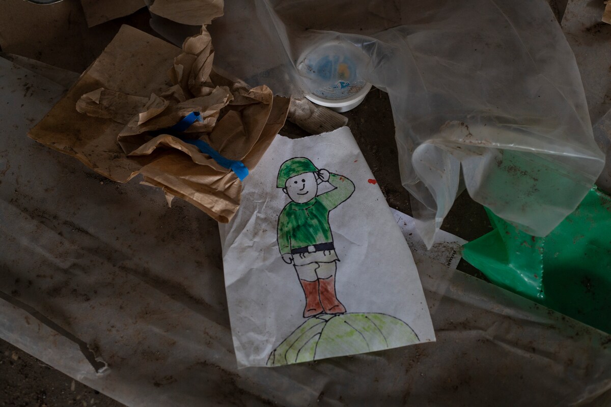 În semn de patriotism, rușii trimit cadouri handmade trupelor din Ucraina