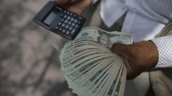 Dolarul crește peste minimul ultimelor opt luni ca urmare a PIB-ului american