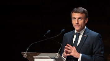 Prezervativele vor fi gratuite și pentru minori, anunță Emmanuel Macron