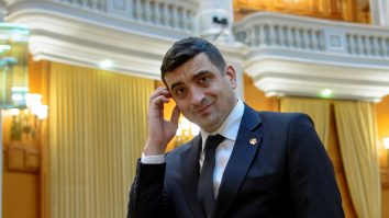 VIDEO. George Simion i-a sabotat conferința de presă lui Virgil Popescu. Jandarmii au intervenit
