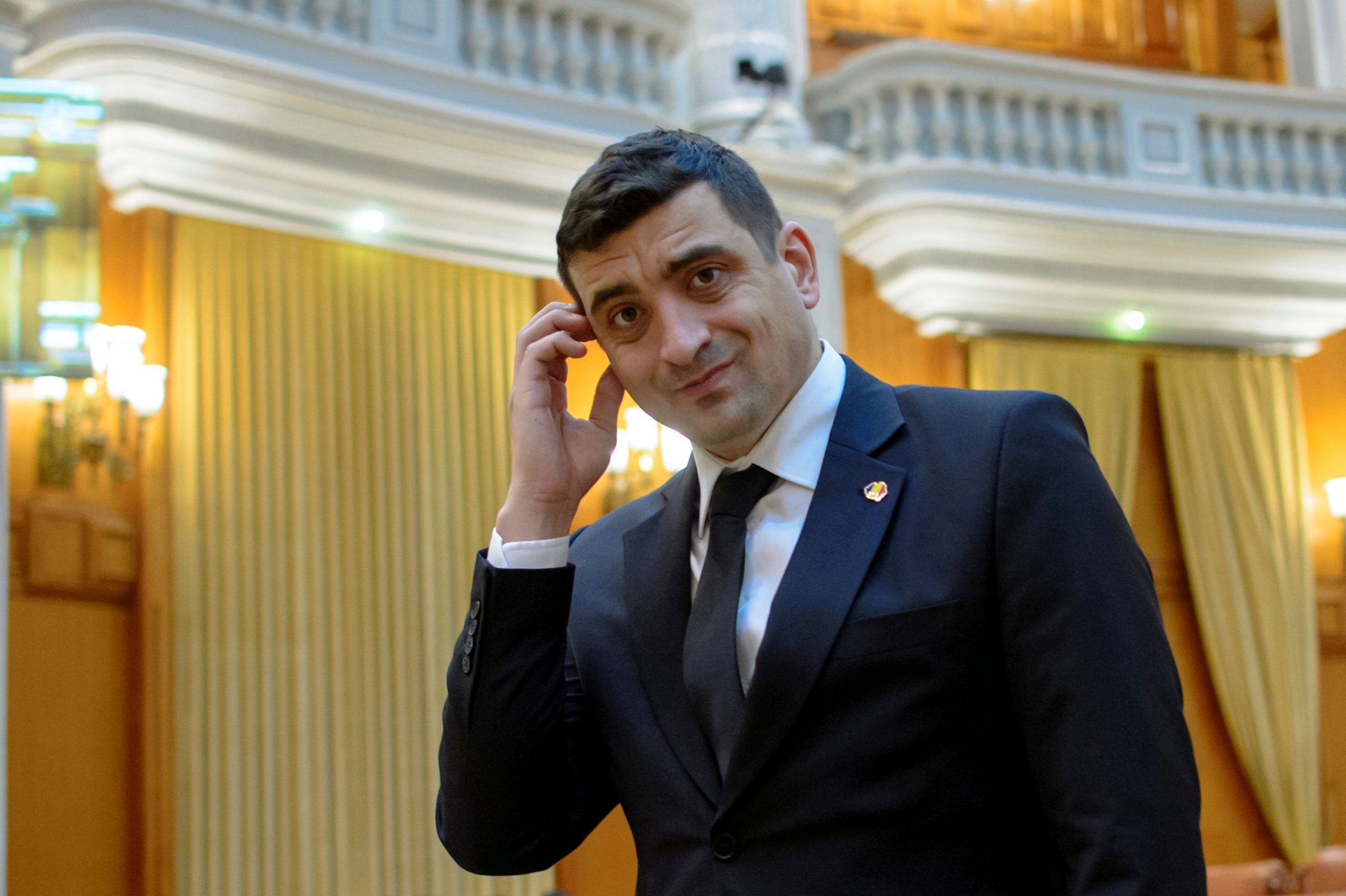 VIDEO. George Simion i-a sabotat conferința de presă lui Virgil Popescu. Jandarmii au intervenit