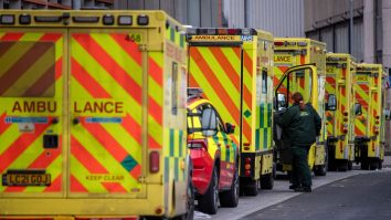 Mii de ambulanțieri din Anglia și Țara Galilor vor intra în grevă timp de două zile în decembrie