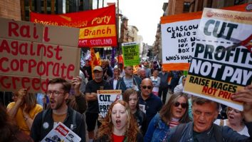 Sindicatele critică planurile de a folosi trupe pentru a acoperi grevele. Premierul ripostează numindu-le „Grinches” care vor să fure Crăciunul