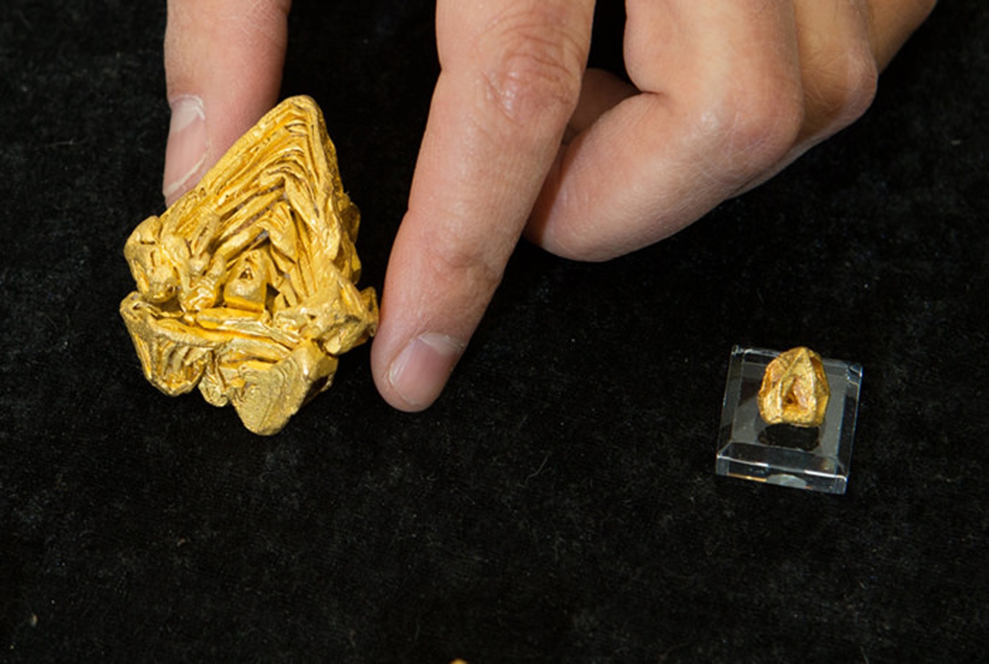Слиток золота и серебра имеет массу. Крупнейший самородок золота в мире. Самый большой золотой самородок в мире. Самый тяжелый самородок золота в мире. Самые большие золотые самородки в мире.
