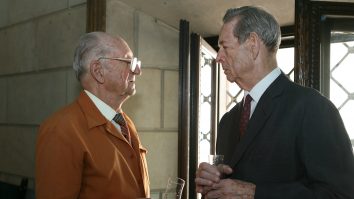 Pe 30 decembrie 1947, comuniștii l-au forțat pe Regele Mihai să abdice. „Dacă nu pleci vor muri 1.000 de studenți”