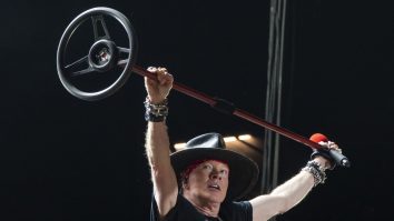 Axl Rose promite să nu-şi mai arunce microfonul în public, după ce un fan a fost rănit