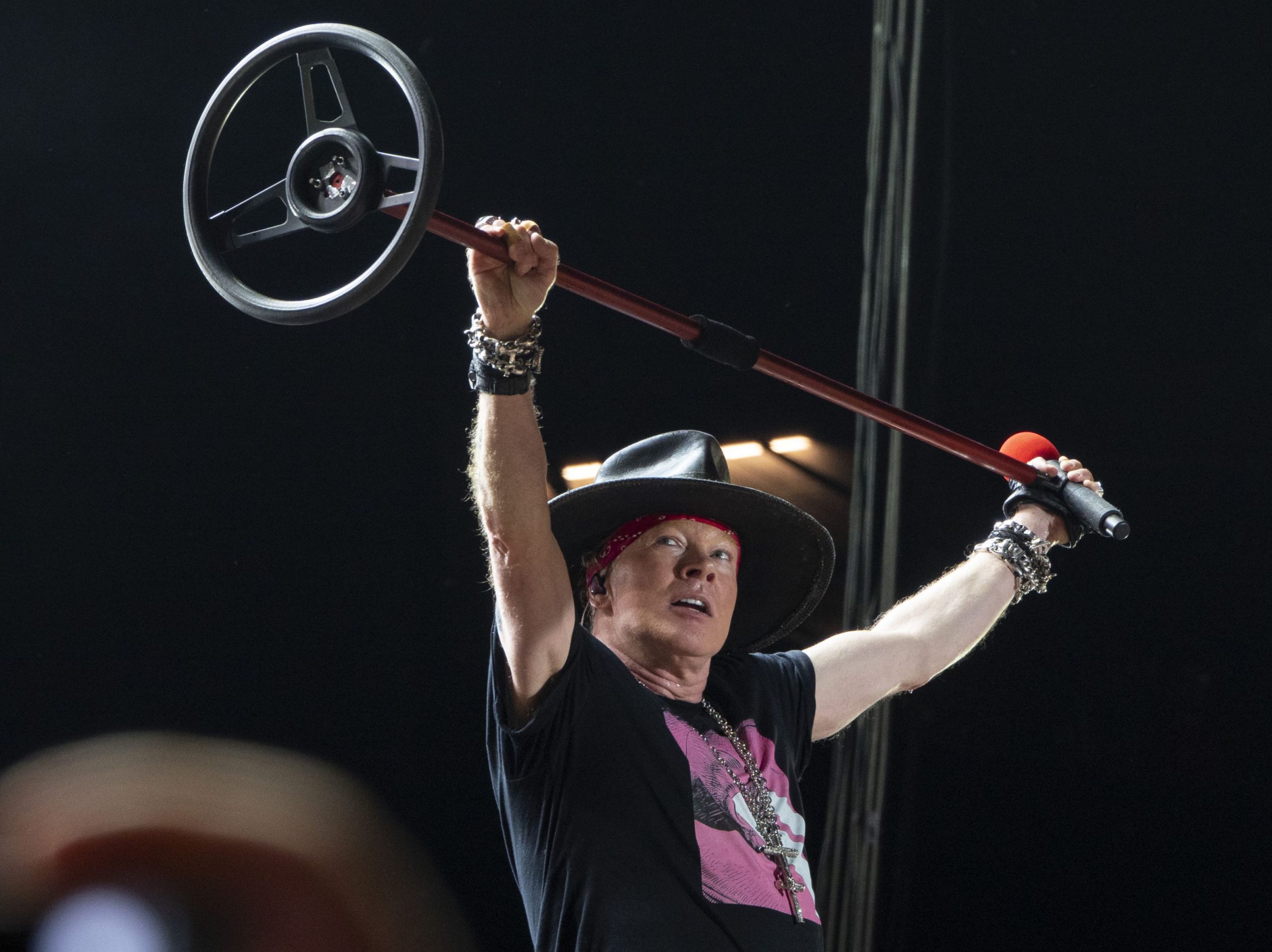 Axl Rose promite să nu-şi mai arunce microfonul în public, după ce un fan a fost rănit