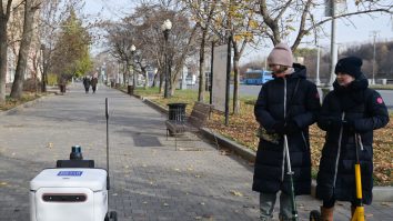 VIDEO. Curierul robot: Un start-up livrează pachete cu ajutorul unor roboți autonomi