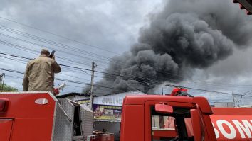Incendiu la un centru comercial din Brașov. Aproximativ 80 de persoane s-au autoevacuat