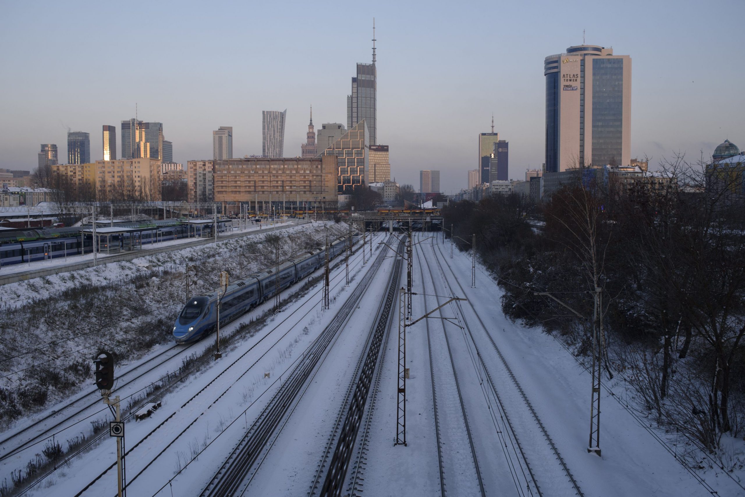 Poliția germană a arestat un șofer de tren beat după o cursă haotică prin Stuttgart. Mecanicul nu le deschidea uşile călătorilor