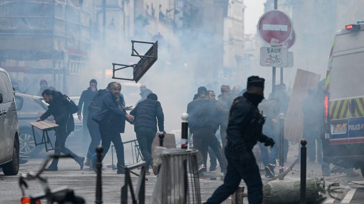 Bombardamentele rusești asupra orașului Herson au ucis cel puțin 10 persoane și au rănit alte 58