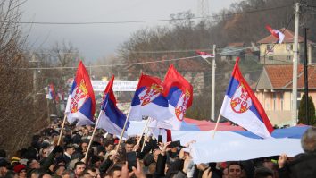 Etnicii sârbi au instalat mai multe baricade în nordul Kosovo, pe fondul tensiunilor în creștere