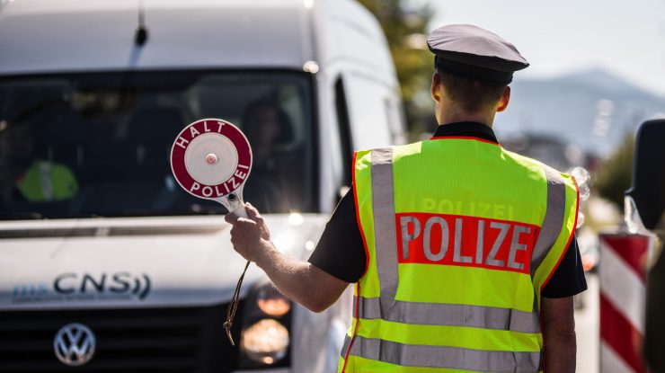 Doi români arestați în Bulgaria, după ce autoritățile au descoperit un autocar cu 70 de migranți ilegali