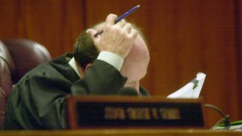 Un irlandez, plătit cu 122.195 euro pentru „a citi ziarul, a mânca sandvișuri și a se plimba”, își dă în judecată angajatorii pentru că se plictisește