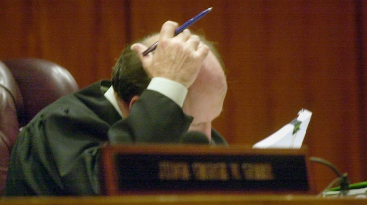 Un irlandez, plătit cu 122.195 euro pentru „a citi ziarul, a mânca sandvișuri și a se plimba”, își dă în judecată angajatorii pentru că se plictisește