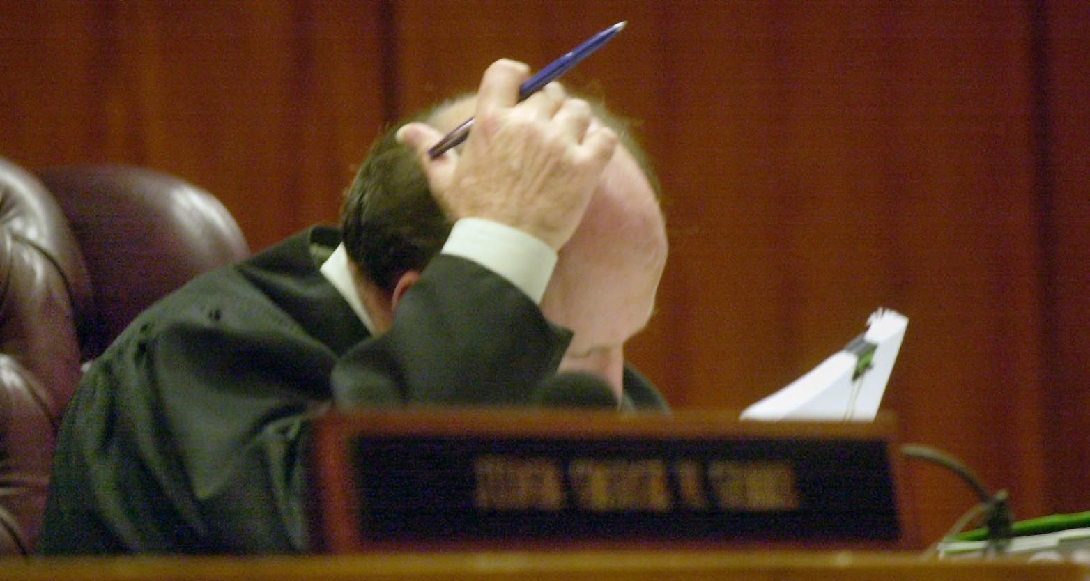 Un irlandez, plătit cu 122.195 euro pentru „a citi ziarul, a mânca sandvișuri și a se plimba”, își dă în judecată angajatorii pentru că se plictisește