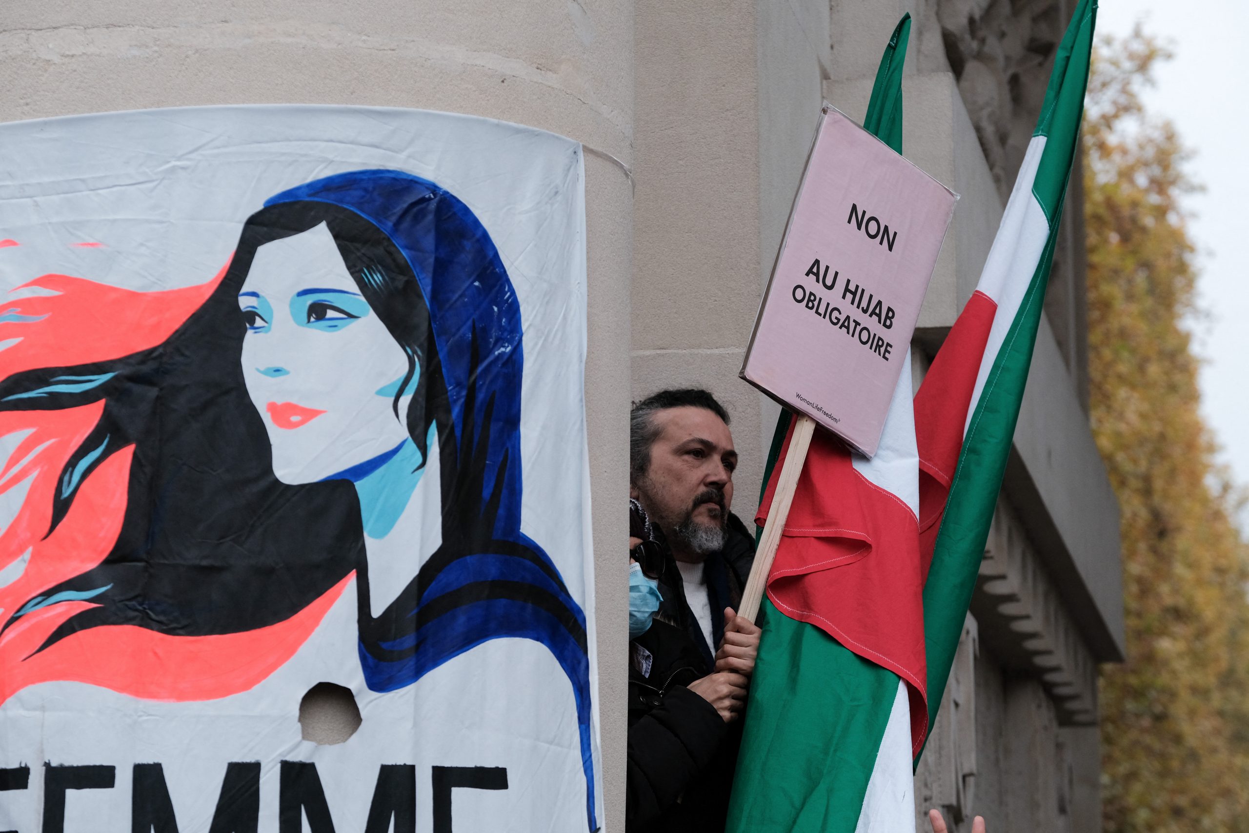 VIDEO. Decizie istorică: Poliţia morală din Iran, care veghea la respectarea codului vestimentar de către femei, dizolvată