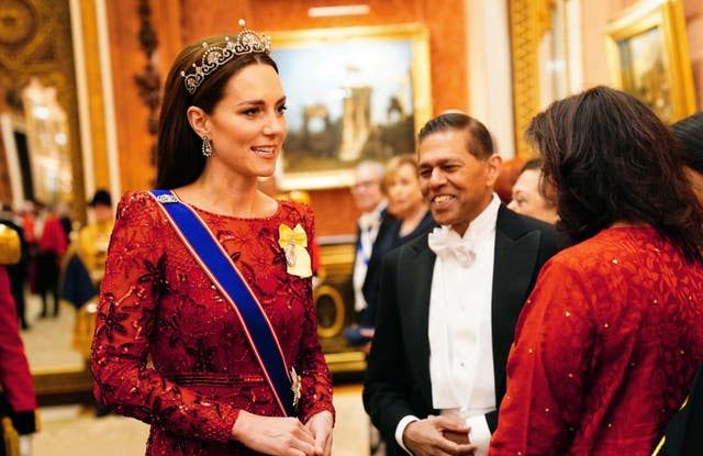 Kate Middleton a purtat o rochie stacojie la recepția diplomatică de la Palatul Buckingham